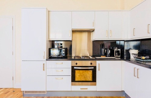 Ashford Apartment | Modern Ashford 2B Apartment (Sleeps 6) Town Centre