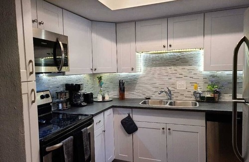 Highland Condo | Modern ATX Getaway