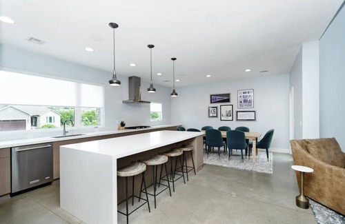 Manhattan House | Modern Back 9 Retreat, Walk to Golf, Double Shower