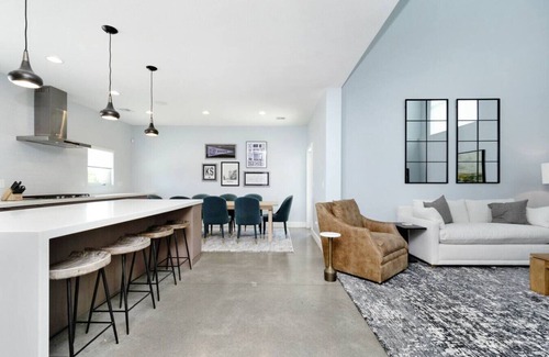 Manhattan House | Modern Back 9 Retreat, Walk to Golf, Double Shower