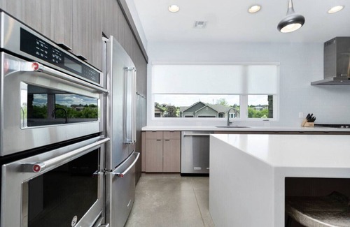 Manhattan House | Modern Back 9 Retreat, Walk to Golf, Double Shower