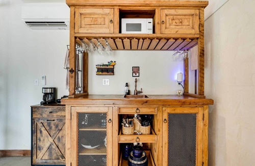 Jacksonville House | Modern Barn on Applegate River, Walk to Vineyard!