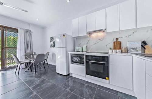 Cannonvale Apartment | Modern Beach Front Apartment