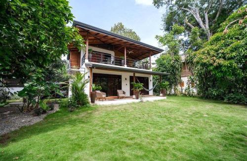 Puerto Viejo de Talamanca Apartment | Modern Beachfront Apartment with Balcony