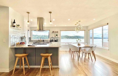 Allyn Cabin | Modern Beachfront Cabin with Hot Tub and Kayaks