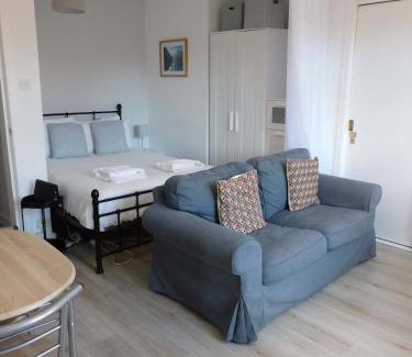 Shawlands Apartment | Modern bright studio apartment in south Glasgow