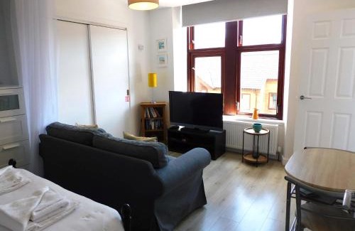 Shawlands Apartment | Modern bright studio apartment in south Glasgow