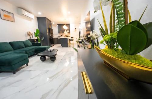 Canarsie House | Modern Brooklyn Stay with Free Parking & On-Site Laundry