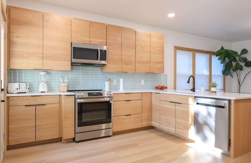 Elkhorn House | Modern bungalow in Old Towne Elkhorn,walk to dining & entertainment or enjoy private fenced yard