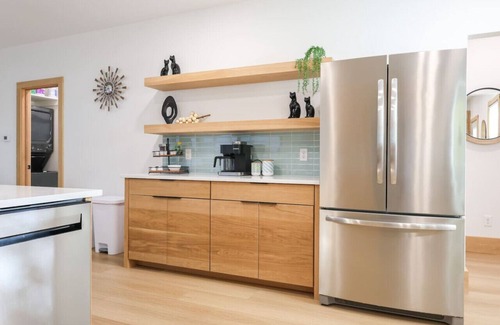 Elkhorn House | Modern bungalow in Old Towne Elkhorn,walk to dining & entertainment or enjoy private fenced yard