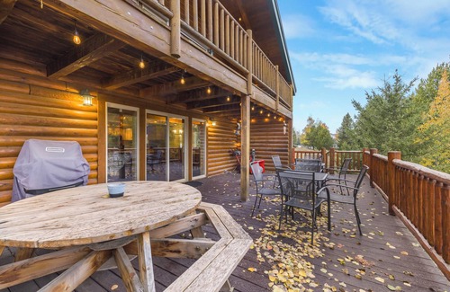 Island Park Cabin | Modern Cabin Perfect for Yellowstone Adventures! w/A/C, Hot Tub, & More!