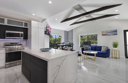 Coral Way Villa | Modern Casa Alegre 2bed/2bath with Pool