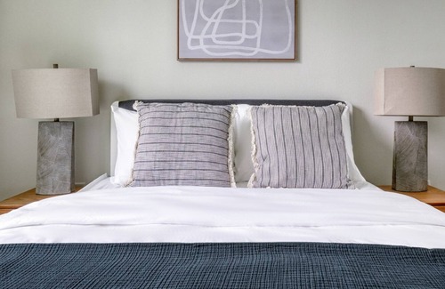 Brentwood Apartment | Modern Central Austin 1BR w/ Pool, Roof & W/D, nr Domain, by Blueground
