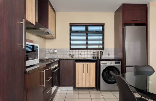 Century City Apartment | Modern Century City Apartment - Mountain Views