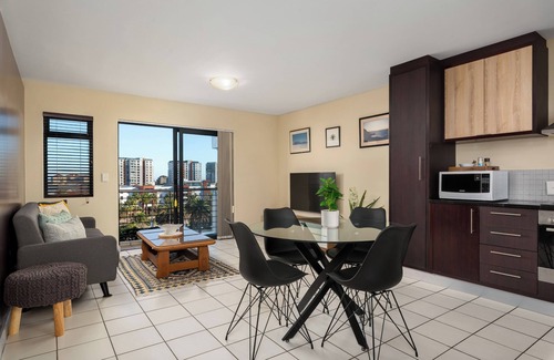 Century City Apartment | Modern Century City Apartment - Mountain Views