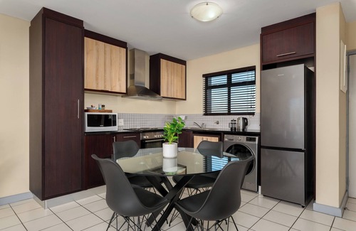 Century City Apartment | Modern Century City Apartment - Mountain Views