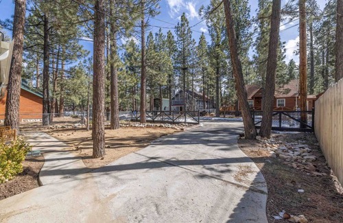 Big Bear Ski Chalet | Modern Chalet W/Spa Centrally-Located In The Heart Of Big Bear! Dogs Welcome!