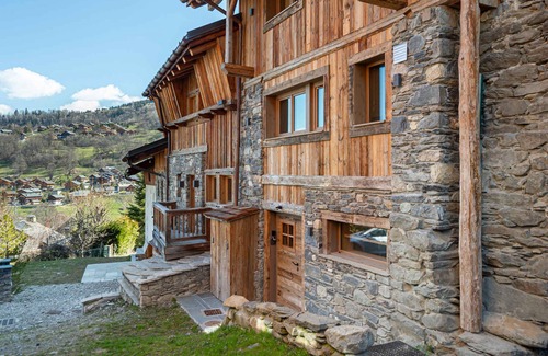 Le Raffort Ski Chalet | Modern Chalet with Sauna & Near Ski Lifts