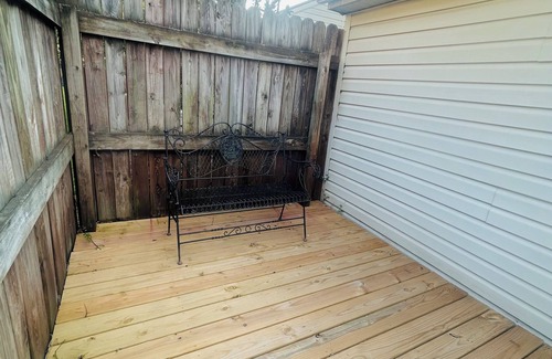 Ashley Oaks Condo | Modern Charm: 2 bedroom condo- Sleeps 6-in West Knoxville with WiFi, AC