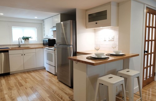 Kensington-Cedar Cottage House | Modern & Charming 3BR Suite in Character Home