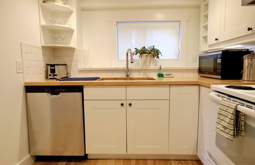 Kensington-Cedar Cottage House | Modern & Charming 3BR Suite in Character Home