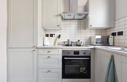 Lea Bridge Apartment | Modern & Charming Cottage Flat | Parking, Garden, Short walk to train, Eateries