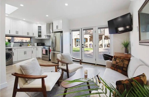 Burbank Apartment | Modern Chic Guest House in Burbank Hills