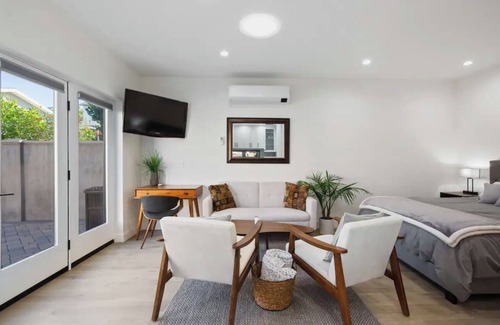 Burbank Apartment | Modern Chic Guest House in Burbank Hills