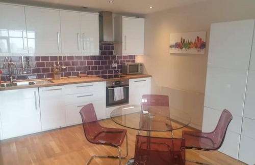 Cardiff City Centre Apartment | Modern City-Centre Apartment with Stunning Views & Free Parking