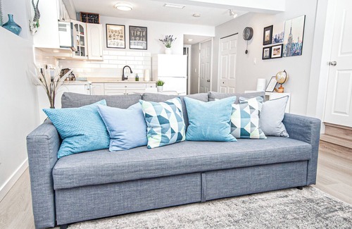 Langley House | Modern, clean & private 1BR suite. Up to 3 guests.