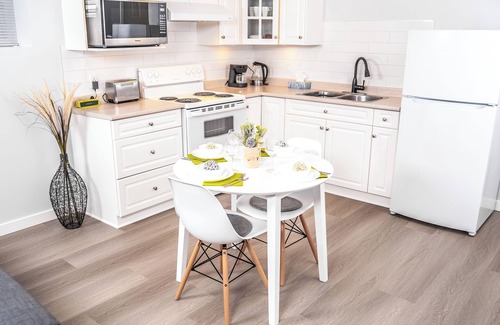 Langley House | Modern, clean & private 1BR suite. Up to 3 guests.