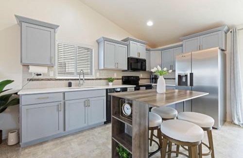 Caldwell House | Modern Comfort Caldwell 3b2b Home Sleeps 8!