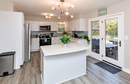 Clive Apartment | Modern Comfort in Des Moines` West Side 4BR/2.5BR