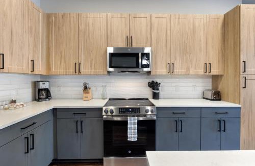 North Burnet Apartment | Modern Comfort North Austin with Balcony and Workspace
