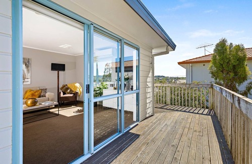 Stanmore Bay House | Modern, comfortable and only a 5 minute walk to the beach!