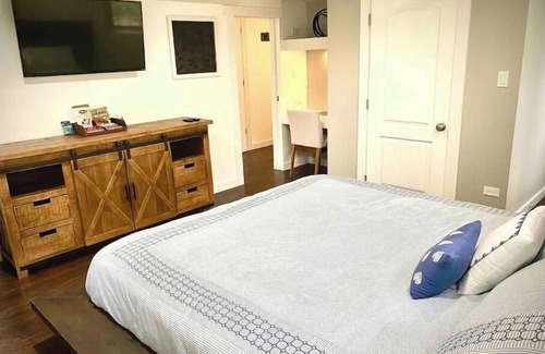 Plato Center House | Modern-comfortable-private suite Beautiful Dundee