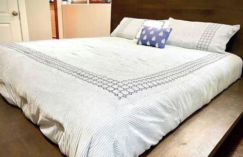 Plato Center House | Modern-comfortable-private suite Beautiful Dundee