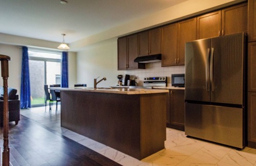 Thorold House | Modern Comforts: 4 Bedroom Family Home in Thorold | 20 Min to Falls