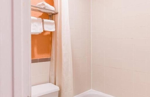 Channelview Hotel | Modern Comforts in the Heart of Channelview! Pets Allowed, Free Parking!