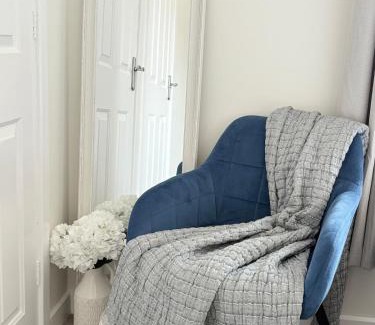 Corby House | Modern & comfy 4 bedrooms Corby house free parking