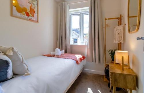 Corby House | Modern & comfy 4 bedrooms Corby house free parking