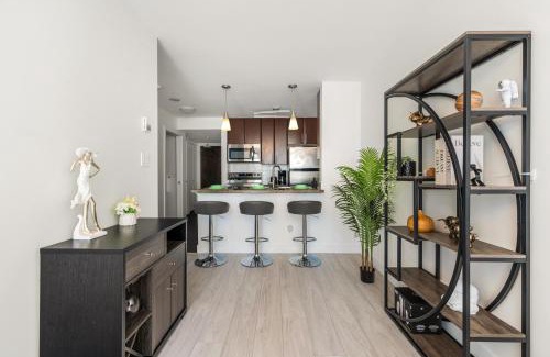 Crosstown Apartment | Modern Condo in Downtown Vancouver