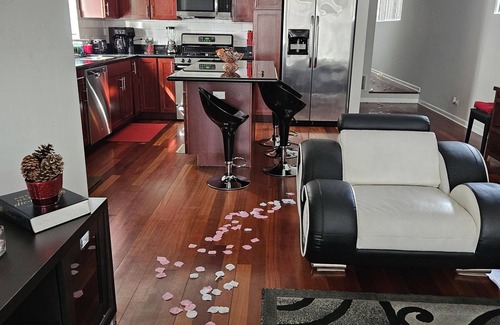 Near West Side Condo | Modern Condo steps away from United Center w/Free Parking