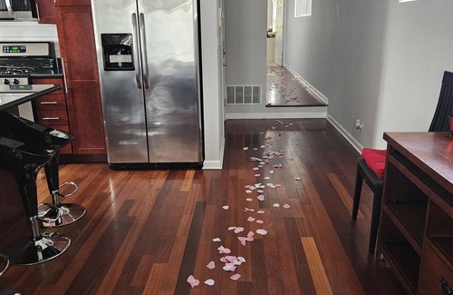 Near West Side Condo | Modern Condo steps away from United Center w/Free Parking
