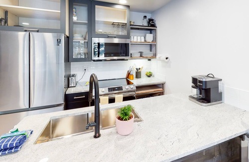 Warm Springs Condo | Modern condo with high-speed WiFi, wood-burning fireplace, & private W/D