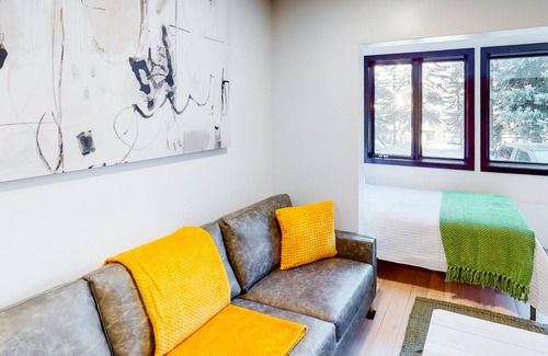 Warm Springs Condo | Modern condo with high-speed WiFi, wood-burning fireplace, & private W/D