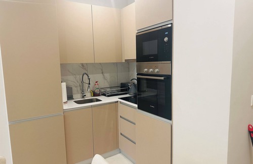 Roman Ridge Apartment | Modern corporate apartment in brilliant Accra with WiFi, AC, fitness room