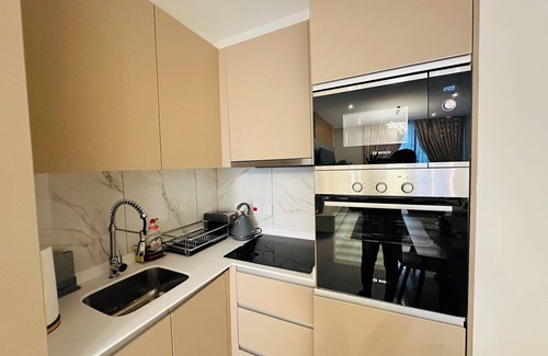 Roman Ridge Apartment | Modern corporate apartment in brilliant Accra with WiFi, AC, fitness room