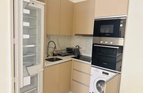 Roman Ridge Apartment | Modern corporate apartment in brilliant Accra with WiFi, AC, fitness room