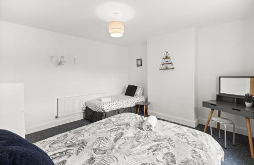 Swadlincote House | Modern & Cosy 2-BR House in Donisthorpe